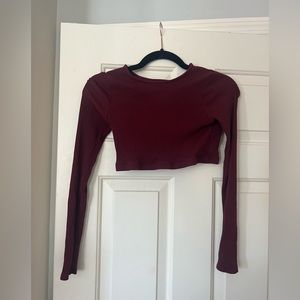 DAILY DRILLS CROPPED LONG SLEEVE IN WINE